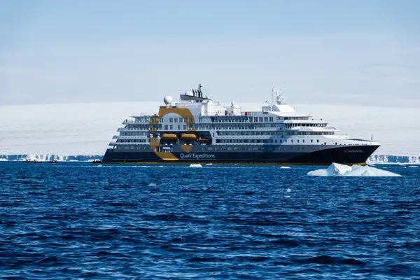 Kar Tepesi Adası Antarktika Aralık 2023 Ultramarine Yolcu Gemisi Turistleri — Stok fotoğraf