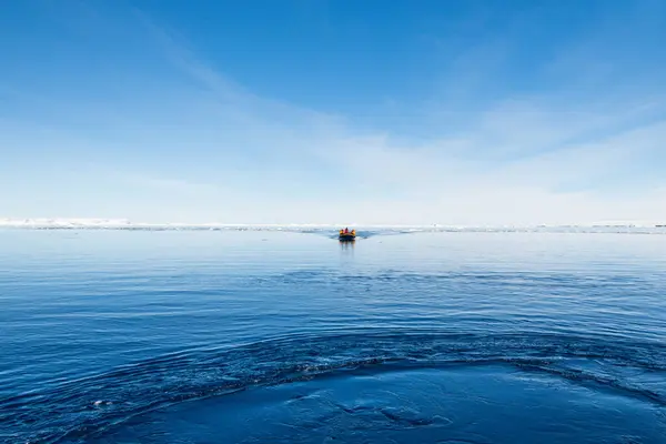 Şişirilebilir Zodyak Botu Antarktika Weddell Denizi Nin Mavi Sularında Yüzüyor — Stok fotoğraf