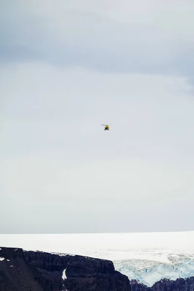 Gul Helikopter Som Flyger Över Vega Antarktiska Halvön Antarktis — Stockfoto