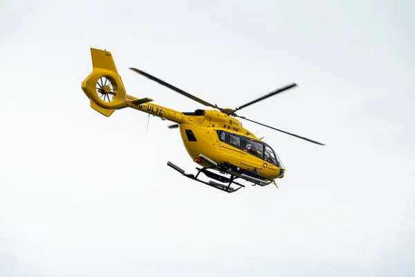 ベガ島 12月 2023 クォーク遠征エアバスH145南極でヘリコプター飛行 空のヘリコプターのサイドビュー — ストック写真