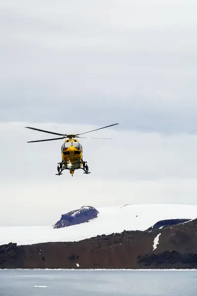Vega Island Antártida Dezembro 2023 Expedições Quark Helicóptero Airbus H145 — Fotografia de Stock