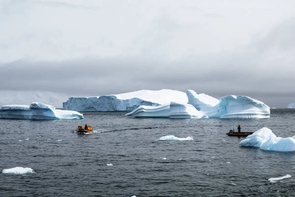 2023年12月14日 南极半岛帕拉沃角 Palaver Point 正在南极格雷厄姆海峡 Graham Passage 巡航的夸克远征黄道带充气船 — 图库照片