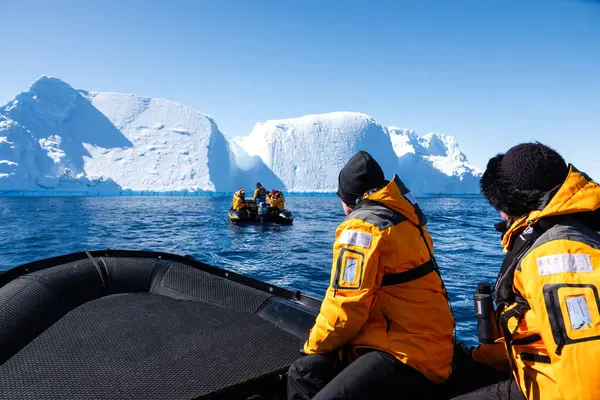 スノーヒル島 南極大陸 2023年12月11日 クォーク遠征のグループ 南極の氷山を巡る観光客 ストックフォト