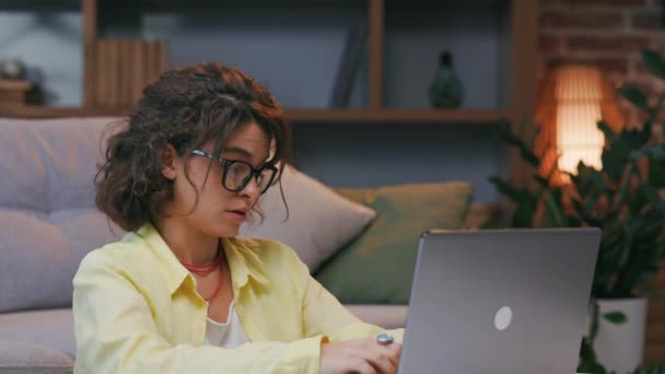 Joven Estudiante Cansada Hace Una Pausa Trabajo Línea Quita Las — Vídeos de Stock