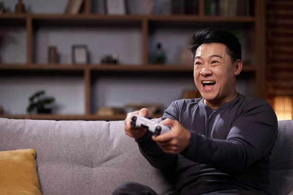 Hombre Asiático Feliz Usando Joystick Inalámbrico Jugando Videojuegos Casa Hombre —  Fotos de Stock