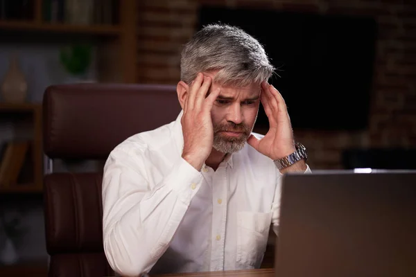 Depressziós Felnőtt Férfi Havi Kiadásokat Számol Őrült Ősz Hajú Üzletember — Stock Fotó