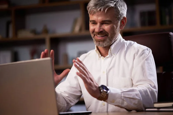 在工作场所的虚拟聊天中 一个成功的男人通过笔记本电脑摄像头聊天 戴眼镜的商人 在远程工作期间进行在线交谈 主持商务会议 — 图库照片