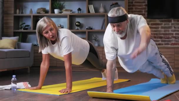 Siwowłosy Szczęśliwy Dojrzały Starsza Para Robi Gimnastykę Razem Domu Aktywny — Wideo stockowe