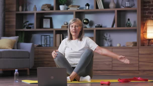 Grauhaarige Glückliche Reife Frau Die Hause Mit Laptop Gymnastik Und — Stockvideo
