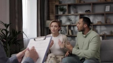 Bir psikoterapistle seansta karı koca arasındaki çok ırklı tartışma. Evli bir çift için aile psikoloğu ziyareti. Bir doktor mutsuz evli bir çifte danışıyor. Yardım psikologu