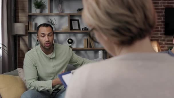 Seorang Psikolog Keluarga Melakukan Sesi Kantor Yang Indah Pasangan Lgbt — Stok Video