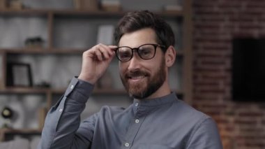 Yetişkin, yakışıklı bir adam şık bir ofiste evinde oturuyor. Psikolog, koç ya da iş adamı kameraya bakıp gülümsüyor. Güzel dişler ve gülümseme