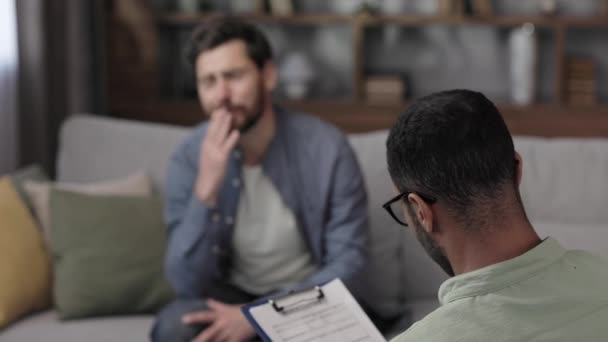 Wizyta Psychologa Mężczyzna Siedzi Kanapie Rozmawia Psychoterapeutą Pacjent Jest Przygnębiony — Wideo stockowe