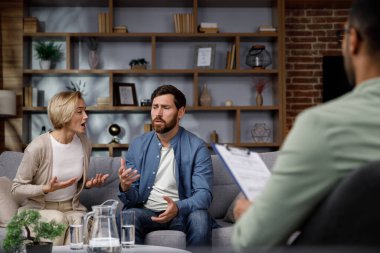 Evli bir çift için aile psikoloğu ziyareti. Afro-Amerikalı bir psikolog mutsuz evli bir çifte danışıyor. Aile hayatındaki ilişki sorunları. Karı koca kavga ediyor.