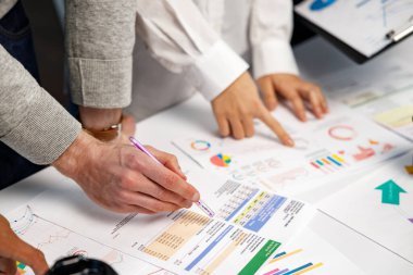Beyin fırtınası planlama, yaratıcı takım çalışması, akıllı telefon, ui, ux konsepti için ekran görüntüleme prototipi planıyla ilgili elleri cep telefonu uygulaması geliştirici ekip toplantısı..