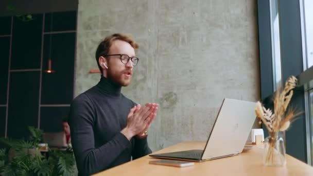Joven Pelirrojo Programador Hombre Negocios Con Gafas Está Sentado Elegante — Vídeo de stock