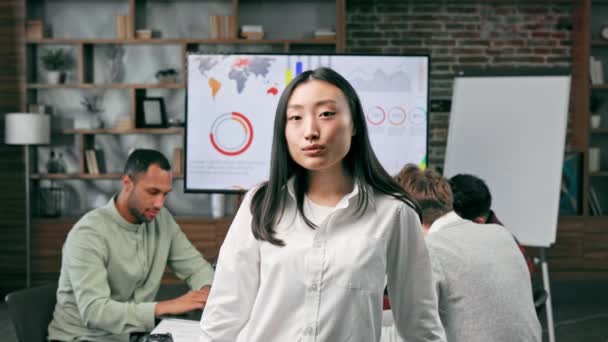 Sebevědomý Šťastný Úsměv Rozmanité Asijské Ženy Startup Team Leader Stojící — Stock video