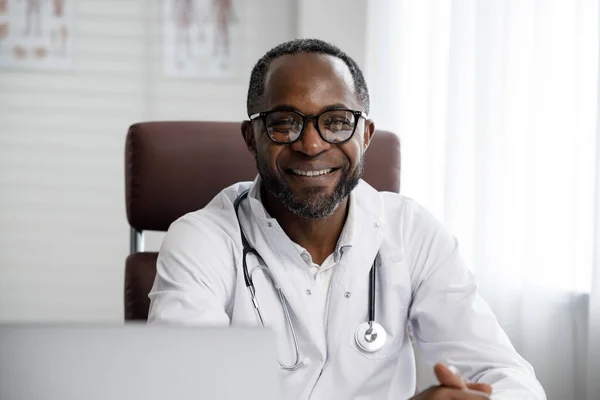 Afro Américain Médecin Masculin Accueille Consultation Ligne Des Patients Dans — Photo