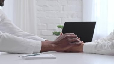 Afro-Amerikalı doktor hastanın elini tutuyor. Nazik etnik profesyonel doktor sempati gösteriyor, bir doktoru ziyaret ederken kısır hastayı rahatlatıyor, yakın plan