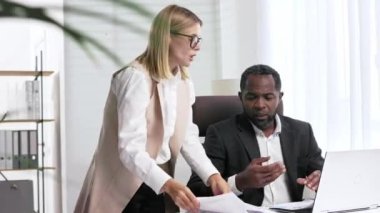 Kızgın kadın patron, Afro-Amerikan ofis işçisini azarlıyor. Zorlu bir yönetici-lider bir çalışanın işindeki tembellik ve hatalardan rahatsız olur. Otoriter liderlik, suiistimal, ırkçılık.