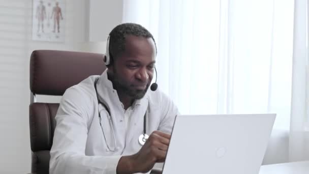 Afro Amerikaanse Mannelijke Arts Verwelkomt Online Patiënt Consult Laptop Een — Stockvideo