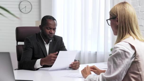 지루하고 인터뷰도 사업적 아프리카 미국인 중년의 사무실에서 면접을 이력서를 악수를 — 비디오