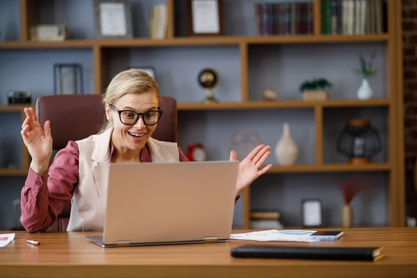 Happy Businesswoman Surprised Good News While Looking Laptop Sitting Office —  Fotos de Stock