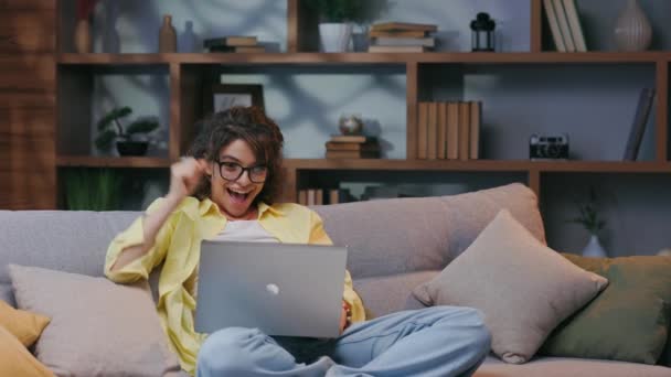 Curly Jovem Vencedora Olhando Para Laptop Celebrando Sucesso Internet Enquanto — Vídeo de Stock