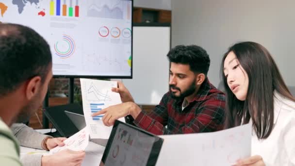 Uma Equipe Jovens Empresários Multinacionais Está Trabalhando Uma Startup Estratégia — Vídeo de Stock