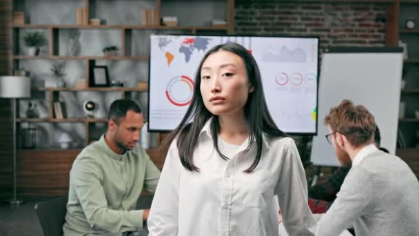 Zuversichtlich Glücklich Lächelnd Diverse Asiatische Frau Startup Teamleiter Vor Dem — Stockvideo