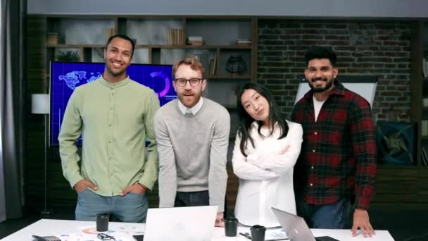 Ett Team Unga Multinationella Affärsmän Arbetar Start Generation Nystartade Företag — Stockvideo
