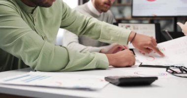 Genç çok uluslu iş adamlarından oluşan bir ekip bir girişim üzerinde çalışıyor. Yeni nesil girişimler. İletişim ağı. Proje tartışması, gülümseme, beyin fırtınası, iş fikri üretimi.