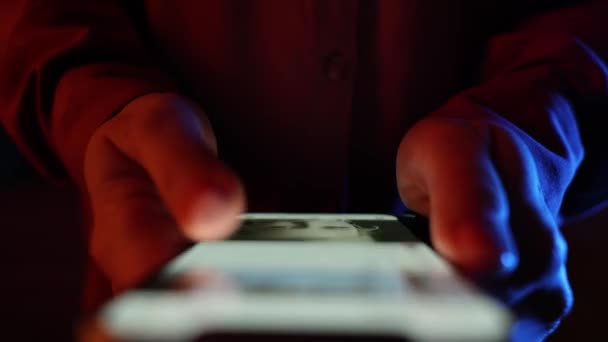 Gadis Itu Menonton Dan Membaca Berita Smartphone Close Menilik Halaman — Stok Video