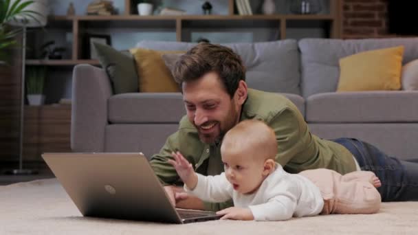 Dad Maternity Leave Works Lying Mat Apartment Laptop Child Father — 图库视频影像