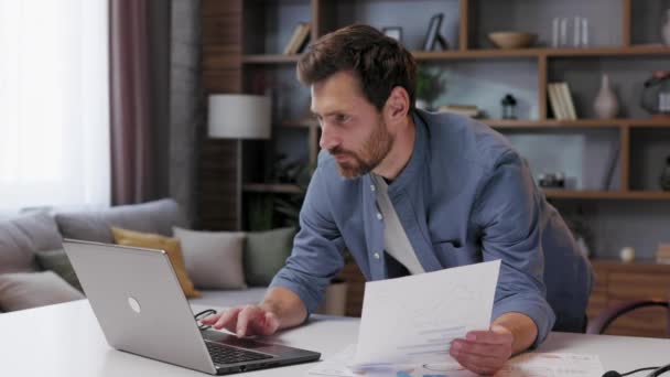 Schöne Männliche Geschäftsmann Manager Hinter Einem Laptop Einem Stilvollen Homeoffice — Stockvideo
