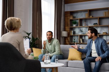 Psikologdaki resepsiyonda aile kavgası. Psikoterapist randevusundaki LGBT çifti. Eşcinseller için psikolog. Bir psikologun ziyaretinde LGBT topluluğuna destek