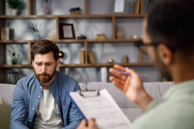 Bir psikoloğa git. Bir adam kanepeye oturur ve psikoterapistle konuşur. Hasta depresyonda, ilgisiz ve özel hayatındaki sorunlardan dolayı stresli. Bir psikoloğun yardımı