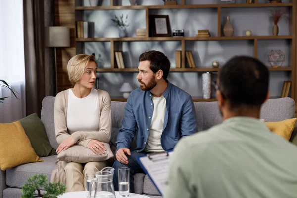 Evli bir çift için aile psikoloğu ziyareti. Afro-Amerikalı bir psikolog mutsuz evli bir çifte danışıyor. Aile hayatındaki ilişki sorunları. Karı koca kavga ediyor.