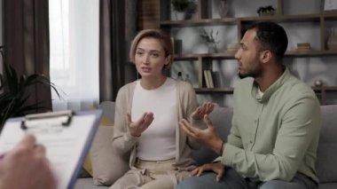 Bir psikoterapistle seansta karı koca arasındaki çok ırklı tartışma. Evli bir çift için aile psikoloğu ziyareti. Bir doktor mutsuz evli bir çifte danışıyor. Yardım psikologu