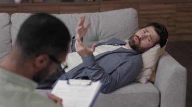 Bir psikoloğa git. Yakışıklı bir adam kanepede uzanıyor ve bir psikoterapistle konuşuyor. Hasta iş yerinde depresyon, ilgisizlik ve stres altında. Bir psikoloğun yardımı