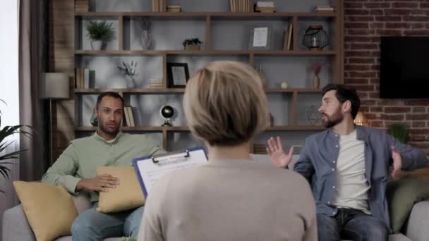 Psikologdaki Resepsiyonda Aile Kavgası Psikoterapist Randevusundaki Lgbt Çifti Eşcinseller Için — Stok video