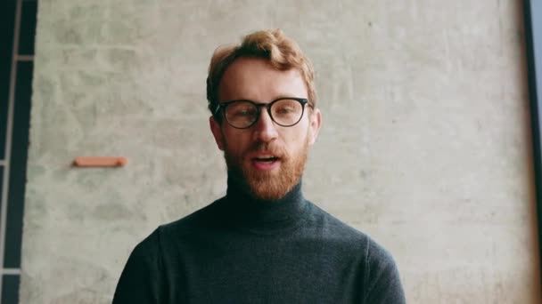 Genç Kızıl Saçlı Bir Adam Şık Bir Kafede Vlog Kaydı — Stok video
