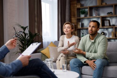 Bir psikoterapistle seansta karı koca arasındaki çok ırklı tartışma. Evli bir çift için aile psikoloğu ziyareti. Bir doktor mutsuz evli bir çifte danışıyor. Yardım psikologu