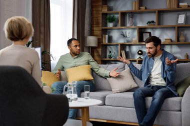 Psikologdaki resepsiyonda aile kavgası. Psikoterapist randevusundaki LGBT çifti. Eşcinseller için psikolog. Bir psikologun ziyaretinde LGBT topluluğuna destek