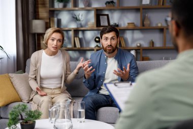 Evli bir çift için aile psikoloğu ziyareti. Afro-Amerikalı bir psikolog mutsuz evli bir çifte danışıyor. Aile hayatındaki ilişki sorunları. Karı koca kavga ediyor.