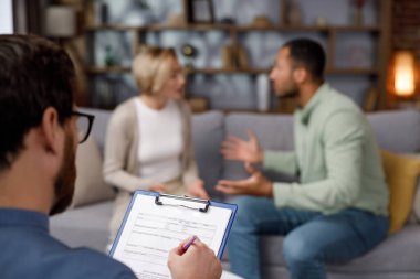 Bir psikoterapistle seansta karı koca arasındaki çok ırklı tartışma. Evli bir çift için aile psikoloğu ziyareti. Bir doktor mutsuz evli bir çifte danışıyor. Yardım psikologu