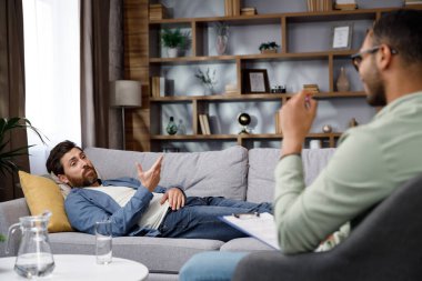 Bir psikoloğa git. Yakışıklı bir adam kanepede uzanıyor ve bir psikoterapistle konuşuyor. Hasta iş yerinde depresyon, ilgisizlik ve stres altında. Bir psikoloğun yardımı