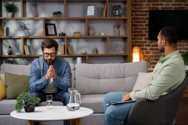 Bir psikoloğa git. Bir adam kanepeye oturur ve psikoterapistle konuşur. Hasta depresyonda, ilgisiz ve özel hayatındaki sorunlardan dolayı stresli. Bir psikoloğun yardımı