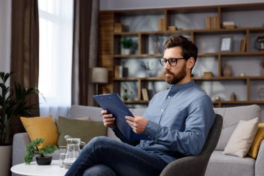Yetişkin, yakışıklı bir adam şık bir ofiste evinde oturuyor. Psikolog, koç ya da iş adamı kameraya bakıp gülümsüyor. Güzel dişler ve gülümseme