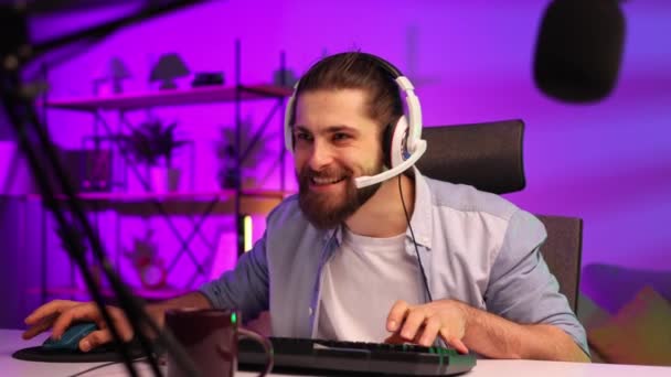 Gamer Bearded Guy Gaming Headset Wins Video Game Cybersportsman Neon — Stok video